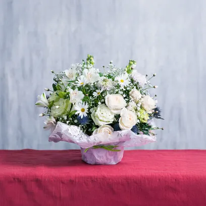 白基調のお供えアレンジメント
