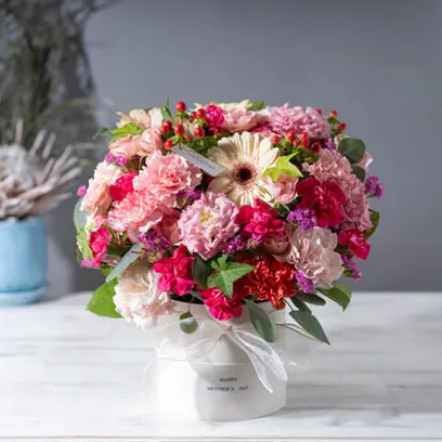 グラデーションピンクで季節のお任せ アレンジメント