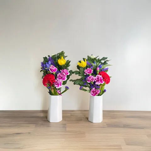 【仏壇用】明るい色 季節花の仏花1対(左右に1つずつ)